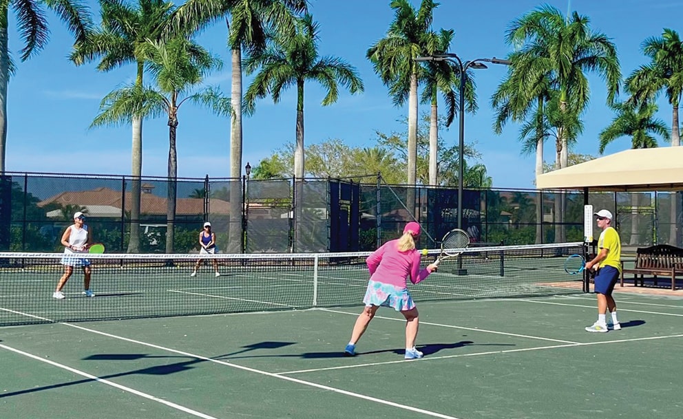 tesoro club members playing tennis